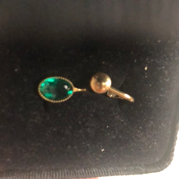 Vintage Emerald and gold stud clip on earrings - Picture 7 of 8